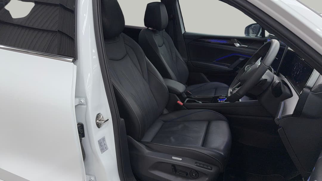 2025 Volkswagen Tiguan 195tsi R-line, Automatic, 19402 km, Right Side Front Door Cabin View