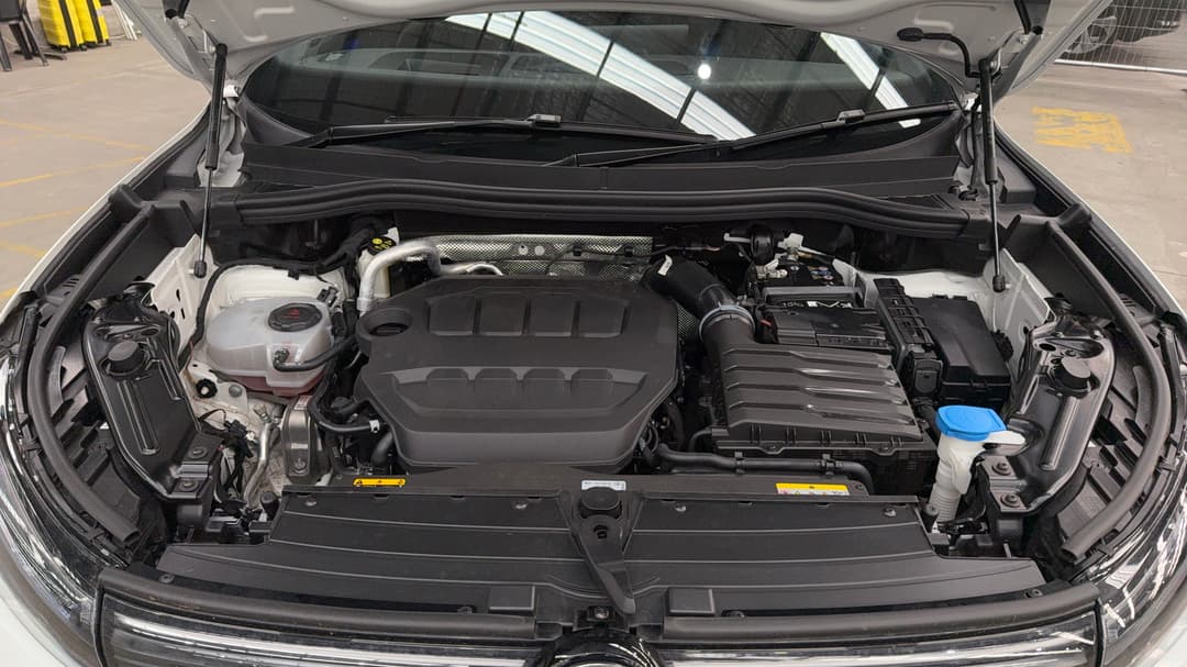 2025 Volkswagen Tiguan 195tsi R-line, Automatic, 19402 km, Open Bonnet (Engine)