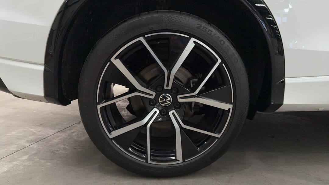 2025 Volkswagen Tiguan 195tsi R-line, Automatic, 19402 km, Right Rear Wheel