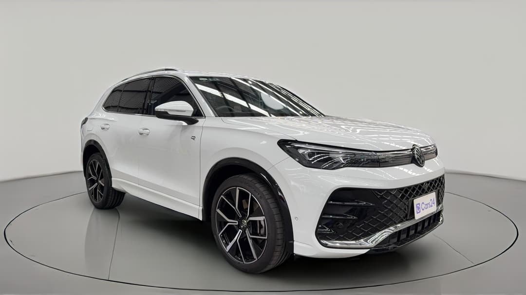 2025 Volkswagen Tiguan 195tsi R-line, Automatic, 19402 km, Right Front Diagonal (45- Degree) View