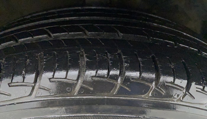 2016 Maruti Baleno DELTA PETROL 1.2, Petrol, Manual, 33,099 km, Right Front Tyre Tread