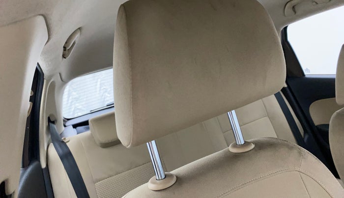 2016 Volkswagen Polo HIGHLINE1.2L, Petrol, Manual, 33,478 km, Driver seat - Headrest adjuster not working