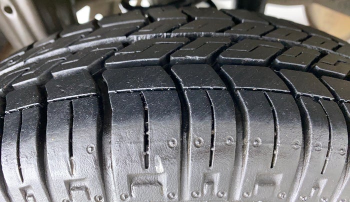 2015 Maruti Alto 800 LXI CNG, CNG, Manual, 24,454 km, Right Rear Tyre Tread
