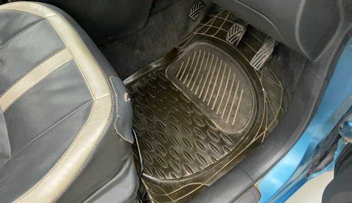2010 Maruti Ritz VXI, Petrol, Manual, 85,551 km, Flooring - Carpet is minor damage