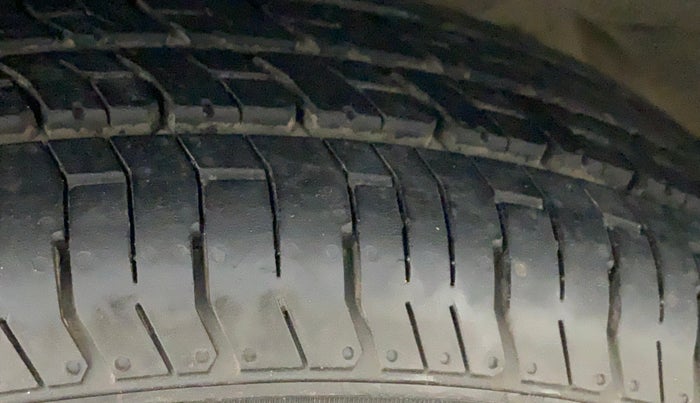 2010 Maruti Ritz VXI, Petrol, Manual, 85,551 km, Left Rear Tyre Tread