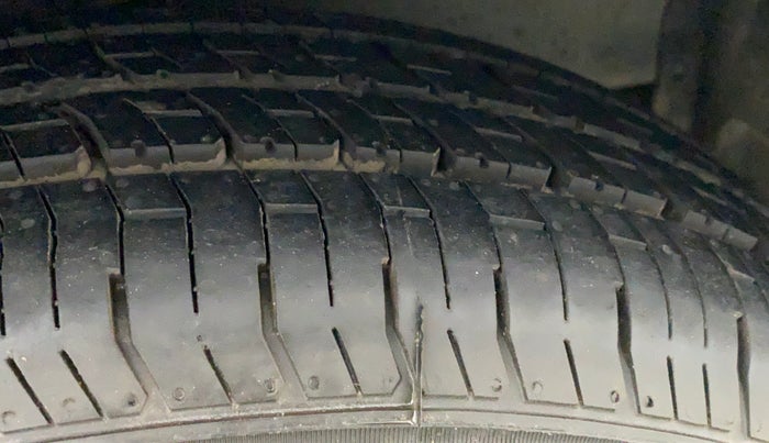 2010 Maruti Ritz VXI, Petrol, Manual, 85,551 km, Right Front Tyre Tread