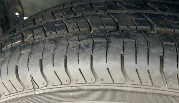 2010 Maruti Ritz VXI, Petrol, Manual, 85,551 km, Left Front Tyre Tread