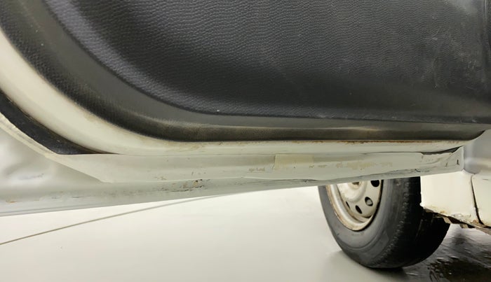 2011 Maruti Swift LXI, Petrol, Manual, 78,858 km, Front passenger door - Slight discoloration