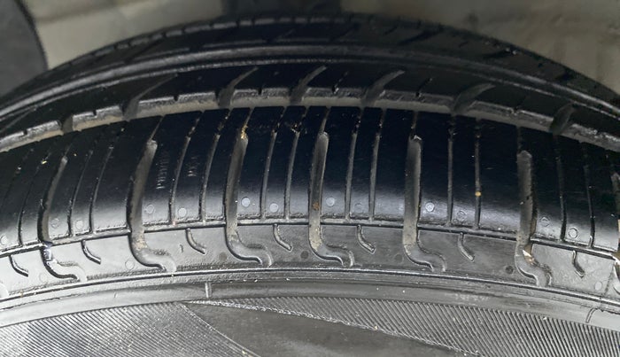 2015 Hyundai Grand i10 MAGNA 1.2 VTVT, Petrol, Manual, 56,637 km, Left Front Tyre Tread