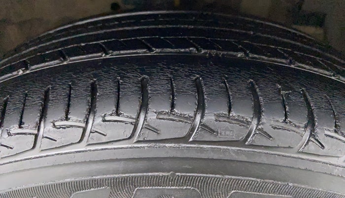 2017 Maruti Ertiga ZDI PLUS SHVS, Diesel, Manual, 58,243 km, Left Front Tyre Tread