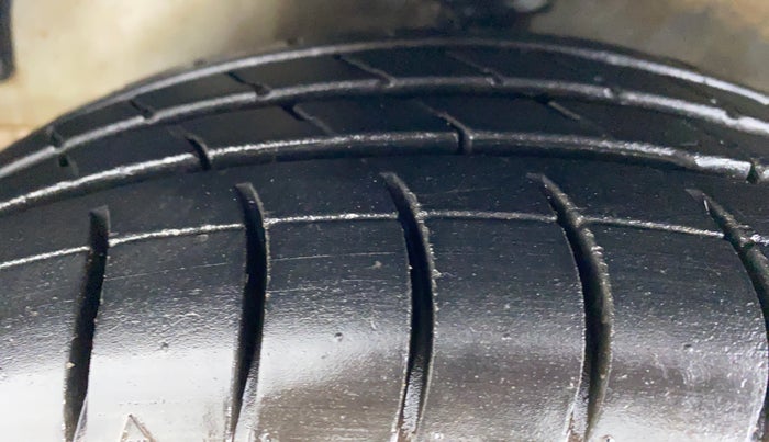 2014 Hyundai Eon MAGNA PLUS, Petrol, Manual, 47,097 km, Left Front Tyre Tread