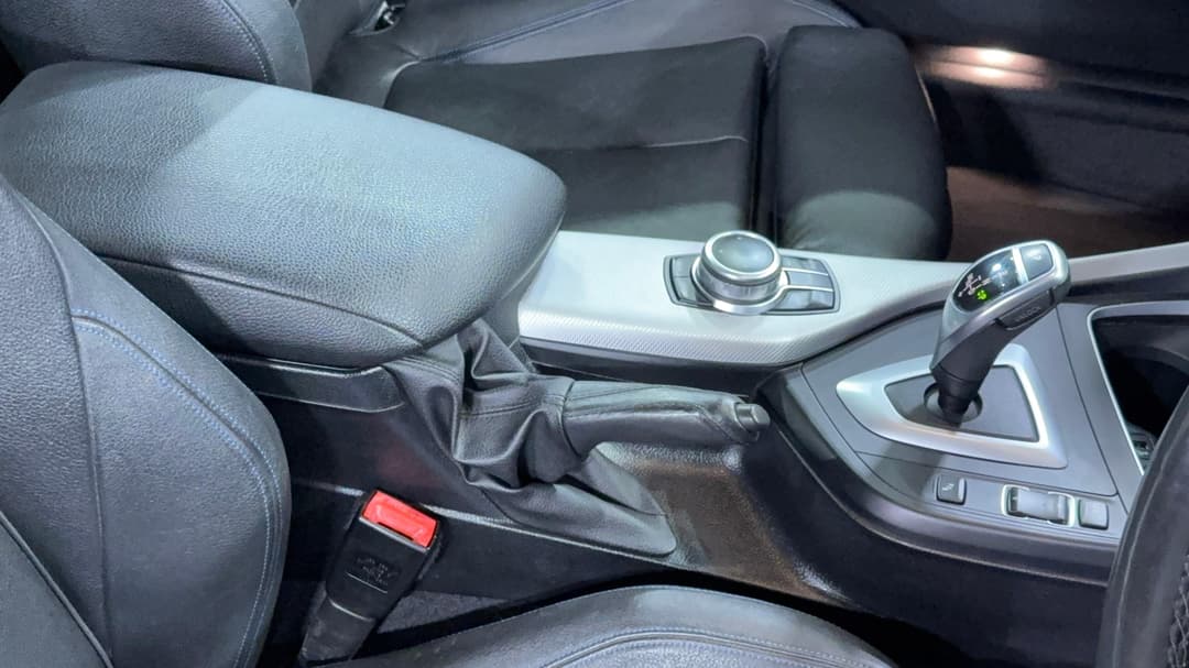 2018 BMW 2 20i M Sport, Automatic, 61514 km, Center Console