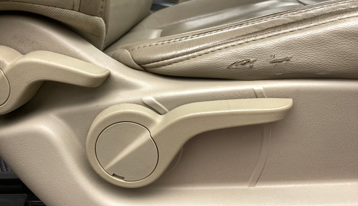2017 Mahindra XUV500 W8 FWD, Diesel, Manual, 65,481 km, Driver Side Adjustment Panel