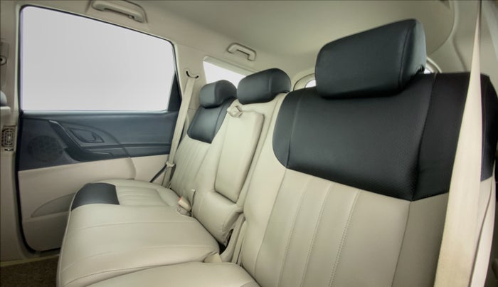 2016 Mahindra XUV500 W4, Diesel, Manual, 74,461 km, Right Side Rear Door Cabin