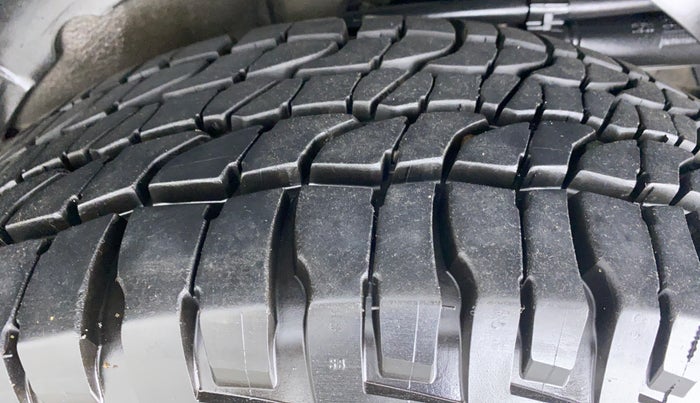 2016 Mahindra XUV500 W4, Diesel, Manual, 74,461 km, Left Rear Tyre Tread