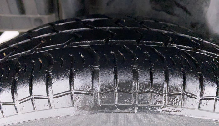 2017 Maruti Swift VXI D, Petrol, Manual, 50,772 km, Right Rear Tyre Tread