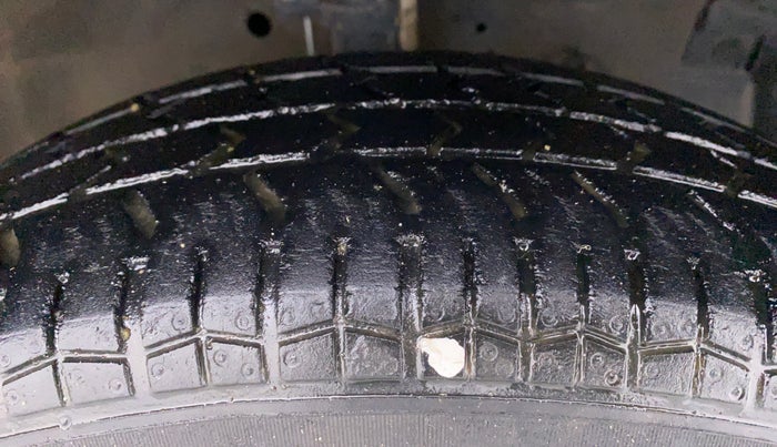 2017 Maruti Swift VXI D, Petrol, Manual, 50,772 km, Right Front Tyre Tread