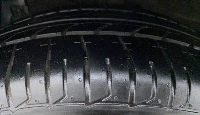 2017 Maruti Ciaz VXI PLUS, Petrol, Manual, 63,181 km, Right Front Tyre Tread