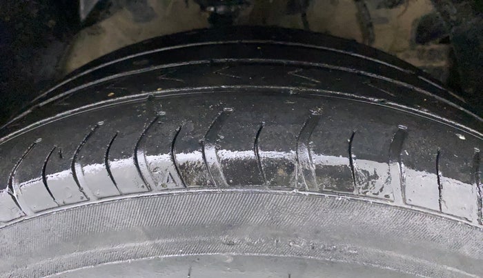 2019 Mahindra XUV300 W6 1.5 DIESEL, Diesel, Manual, 42,027 km, Right Front Tyre Tread