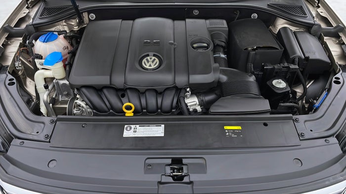 Volkswagen Passat-Engine Bonet View