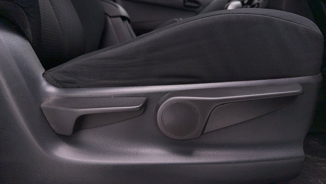 2019 Isuzu D-MAX Sx Hi-ride (4x2), Automatic, 132217 km, Drivers Side Adjustment Panel