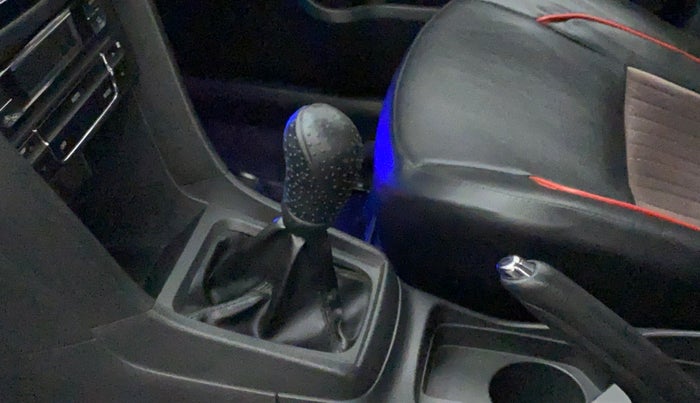 2016 Maruti Vitara Brezza ZDI PLUS DUAL TONE, Diesel, Manual, 58,285 km, Gear lever - Knob has minor damage