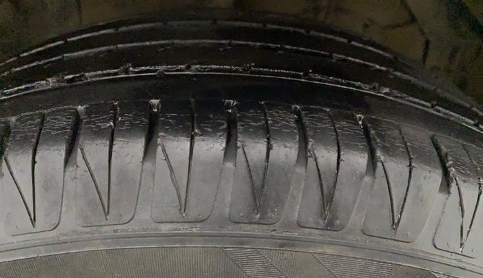 2016 Maruti Vitara Brezza ZDI PLUS DUAL TONE, Diesel, Manual, 58,285 km, Right Front Tyre Tread