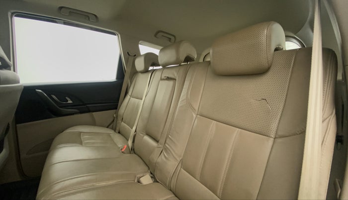 2015 Mahindra XUV500 W10, Diesel, Manual, 57,926 km, Right Side Rear Door Cabin