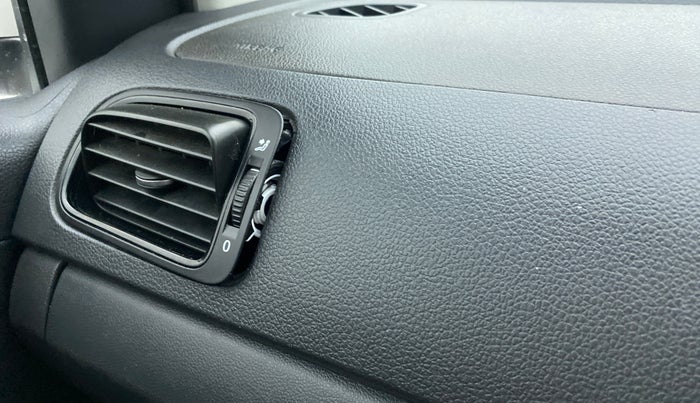 2017 Volkswagen Ameo TRENDLINE 1.5L, Diesel, Manual, 86,802 km, AC Unit - Front vent has minor damage