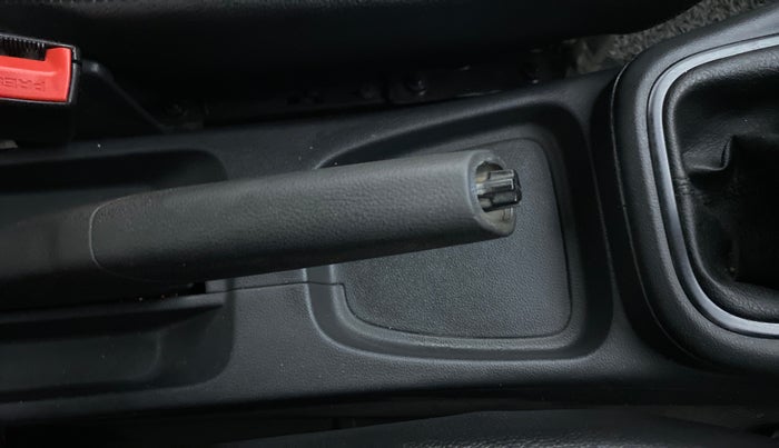 2017 Volkswagen Ameo TRENDLINE 1.5L, Diesel, Manual, 86,802 km, Gear lever - Hand brake lever cover torn