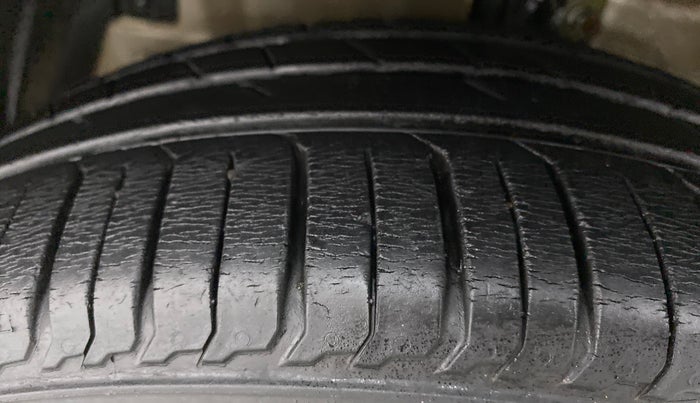 2013 Maruti Ertiga VXI, Petrol, Manual, 51,926 km, Left Front Tyre Tread