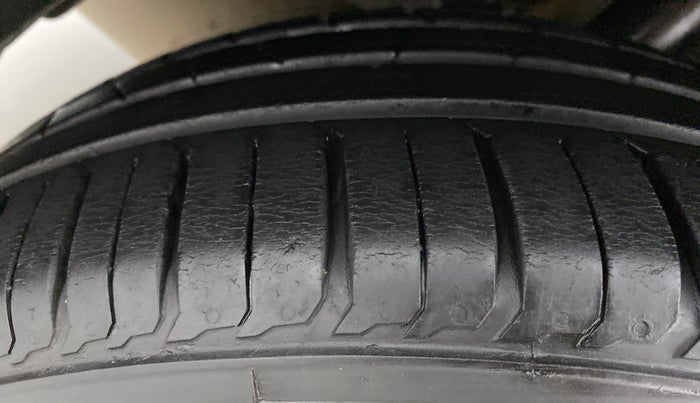 2013 Maruti Ertiga VXI, Petrol, Manual, 51,926 km, Right Rear Tyre Tread