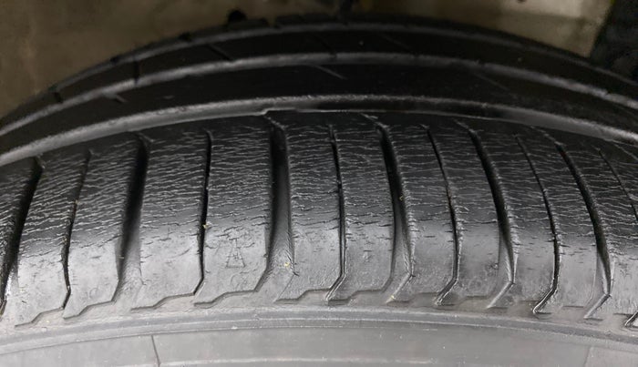 2013 Maruti Ertiga VXI, Petrol, Manual, 51,926 km, Right Front Tyre Tread