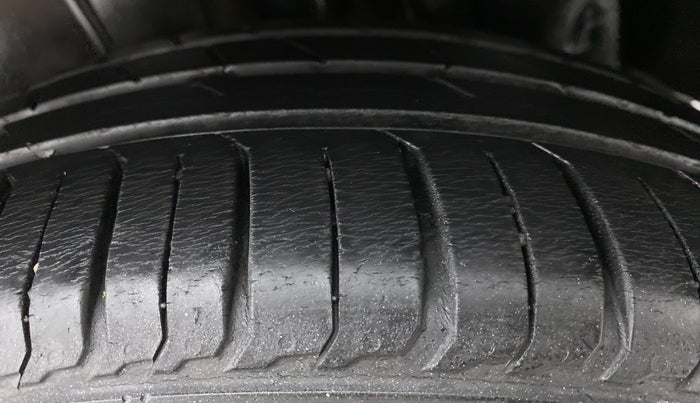2013 Maruti Ertiga VXI, Petrol, Manual, 51,926 km, Left Rear Tyre Tread