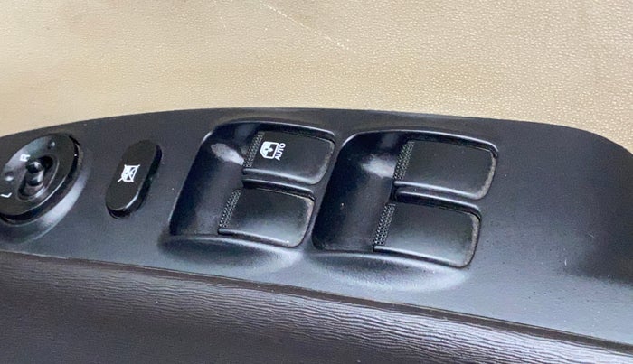 2012 Hyundai i10 SPORTZ 1.2 AT, Petrol, Automatic, 39,736 km, Right front window switch / handle - Power window makes minor noise