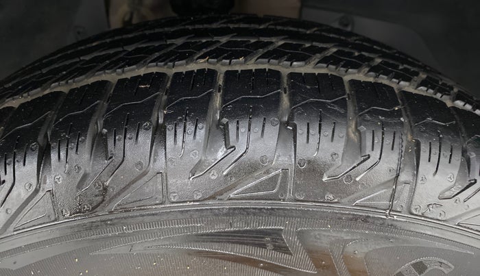 2018 Mahindra XUV500 W9, Diesel, Manual, 1,15,294 km, Right Front Tyre Tread