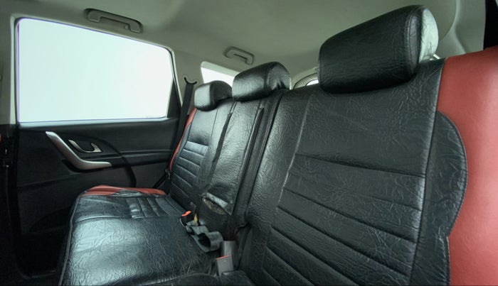 2018 Mahindra XUV500 W9, Diesel, Manual, 1,15,294 km, Right Side Rear Door Cabin