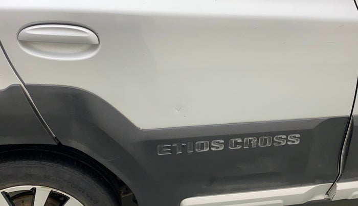 2015 Toyota Etios CROSS 1.2 G, Petrol, Manual, 1,01,154 km, Right rear door - Slightly dented