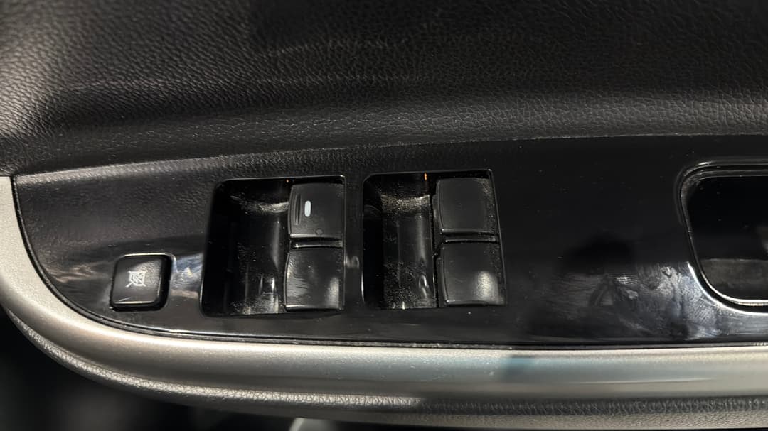 2020 Mitsubishi Triton Gls (4x4), Automatic, 76130 km, Drivers Side Door Panel Controls