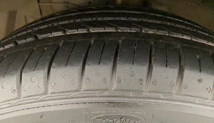 2019 Maruti Ciaz ALPHA 1.5 SHVS PETROL, Petrol, Manual, 62,586 km, Left Front Tyre Tread