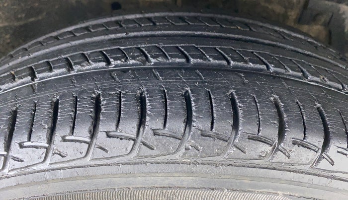 2014 Maruti Swift ZXI D, Petrol, Manual, 57,089 km, Right Front Tyre Tread