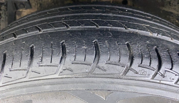 2014 Maruti Swift ZXI D, Petrol, Manual, 57,089 km, Left Front Tyre Tread