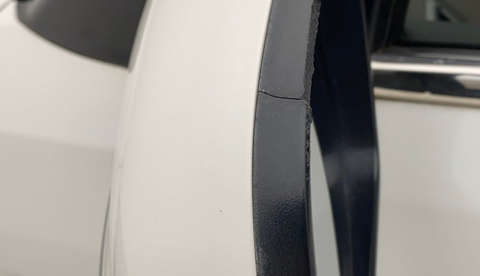 2015 Hyundai Creta SX 1.6 DIESEL, Diesel, Manual, 1,07,555 km, Left rear-view mirror - Cover has minor damage