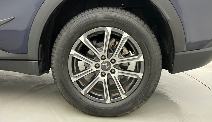 2022 Mahindra XUV700 AX 7 LUXURY D AT 7 STR, Diesel, Automatic, 7,511 km, Left Rear Wheel