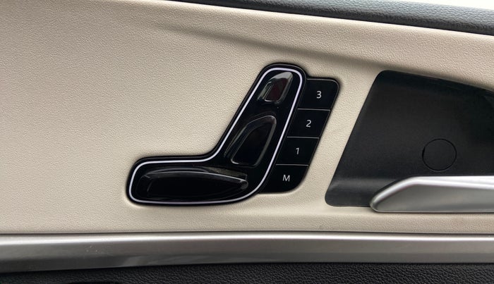 2022 Mahindra XUV700 AX 7 LUXURY D AT 7 STR, Diesel, Automatic, 7,511 km, Driver Side Adjustment Panel