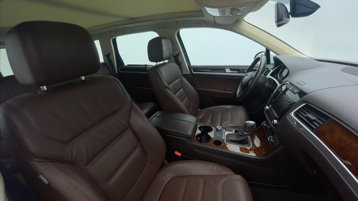 VOLKSWAGEN TOUAREG-Right Side Door Cabin View