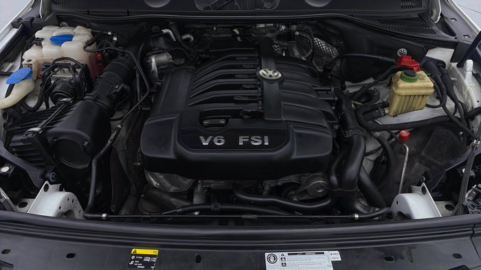 VOLKSWAGEN TOUAREG-Engine Bonet View