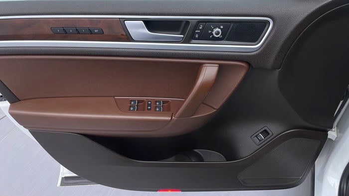 VOLKSWAGEN TOUAREG-Driver Side Door Panels Controls