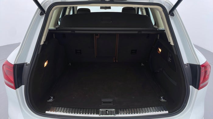 VOLKSWAGEN TOUAREG-Boot Inside View
