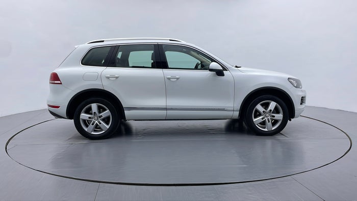 VOLKSWAGEN TOUAREG-Right Side View